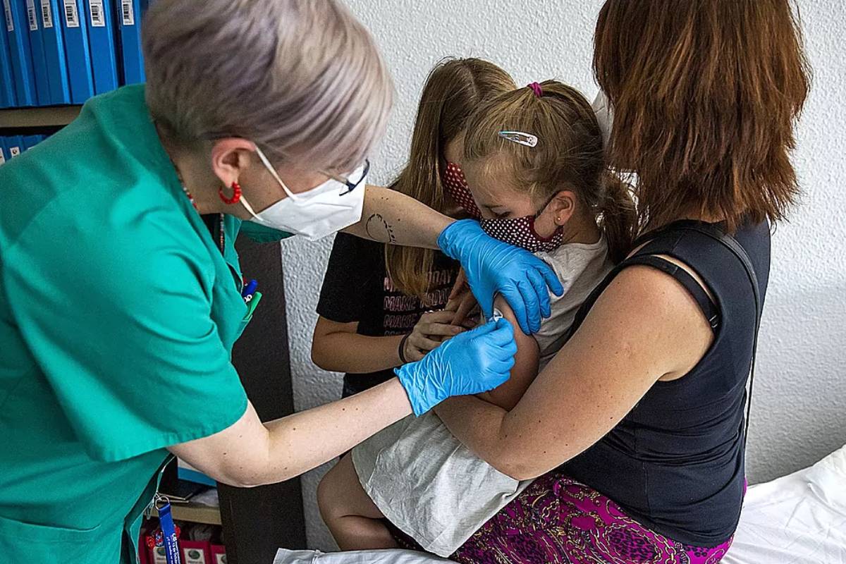 Una enfermera vacuna a dos niñas contra la Covid. Foto: Bernardo Díaz.